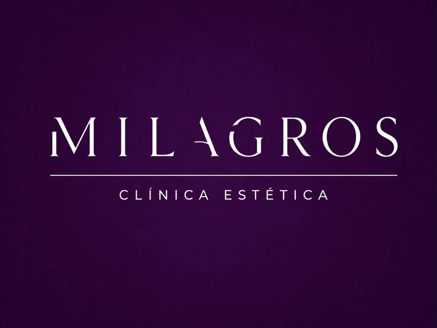 Mujer en tratamiento facial en centro de estética